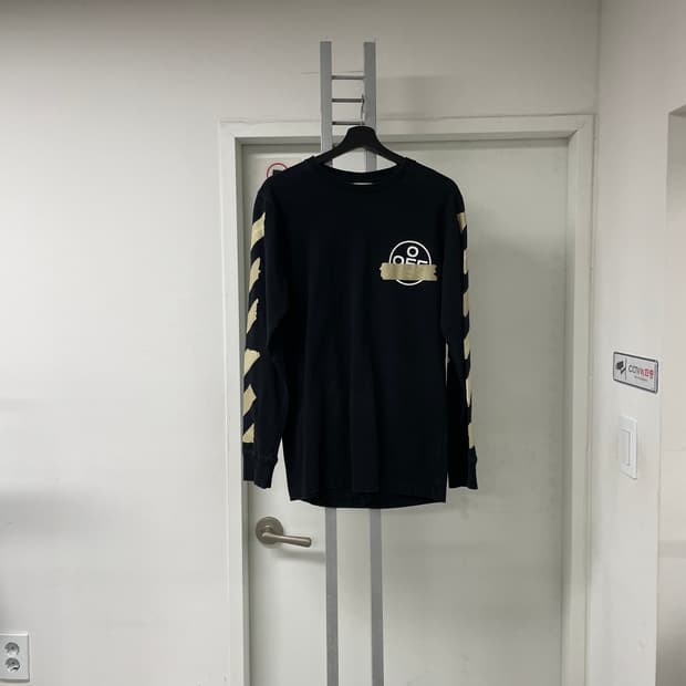 오프화이트 긴팔 티셔츠 M