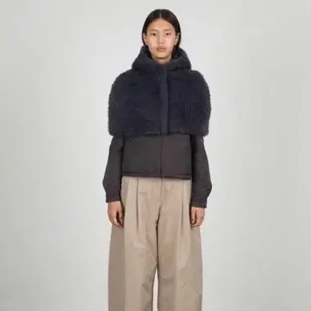 아모멘토 퍼 후드 케이프 차콜