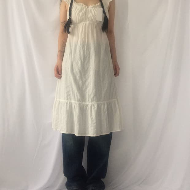 Dot pattern frill sleeveless onepiece