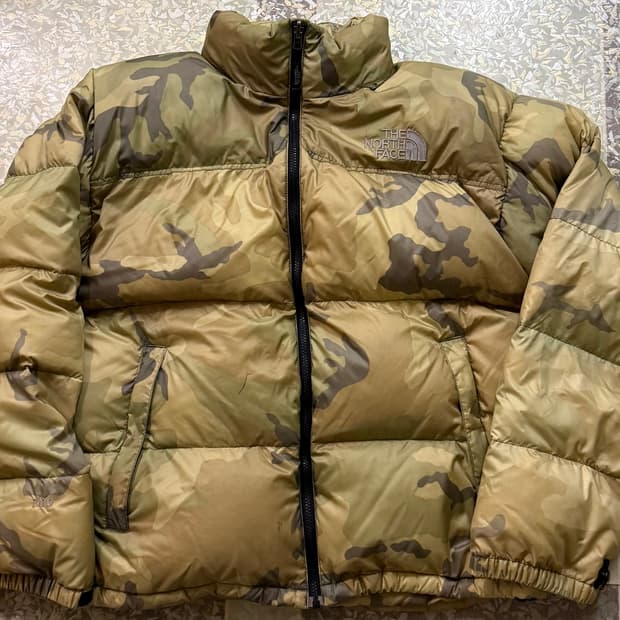 노스페이스 카모 센터로고 눕시 700 패딩