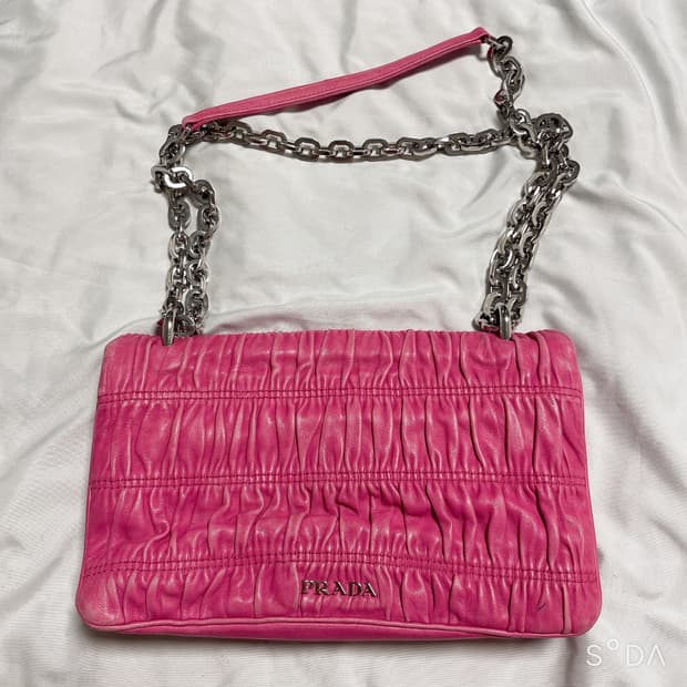 프라다 핑크 셔링 체인 숄더백