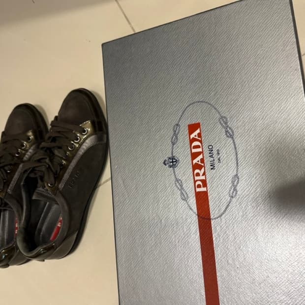 프라다 스웨이드 스니커즈