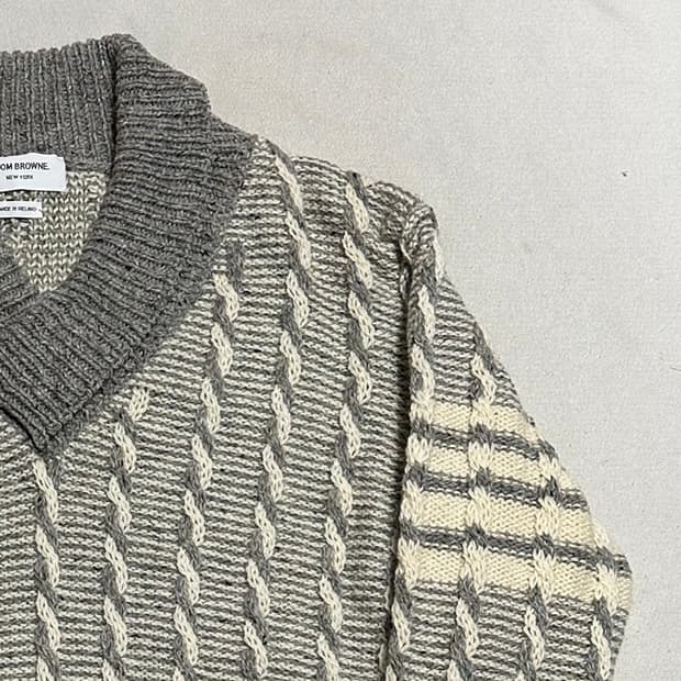 4 톰브라운 트위스트 케이블 브이넥 니트