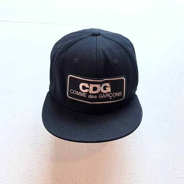 꼼데가르송 CDG 로고 패치 캡