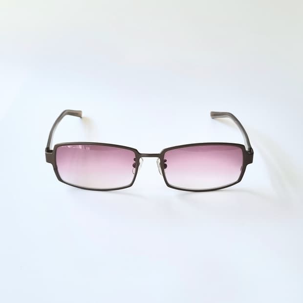 데드스탁 쌩얼에도 생기를 더해주는 치크 같은 선글라스