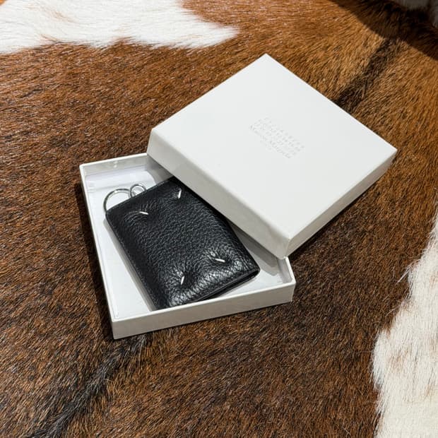 메종마르지엘라 블랙 포 스티치 그레이니 엠보싱 가죽 키링 카드 홀더