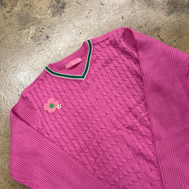 헬로키티 핑크 브이넥 니트