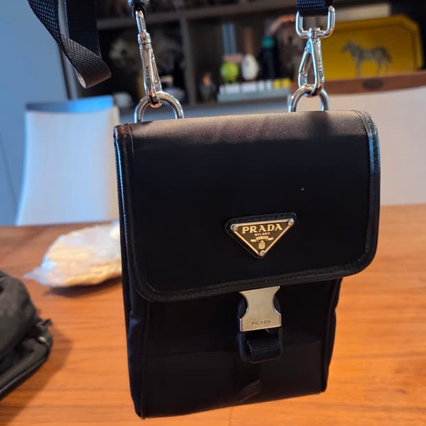 프라다 핸드폰백 팝니다