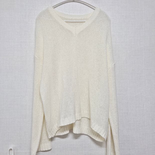 디프니 브이넥 티셔츠