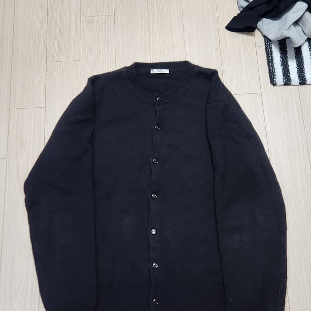 타일레 라운드넥 가디건