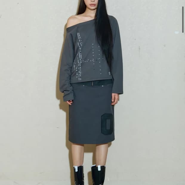 0104 CODE PRINTING OFF-SHOULDER 롱 슬리브