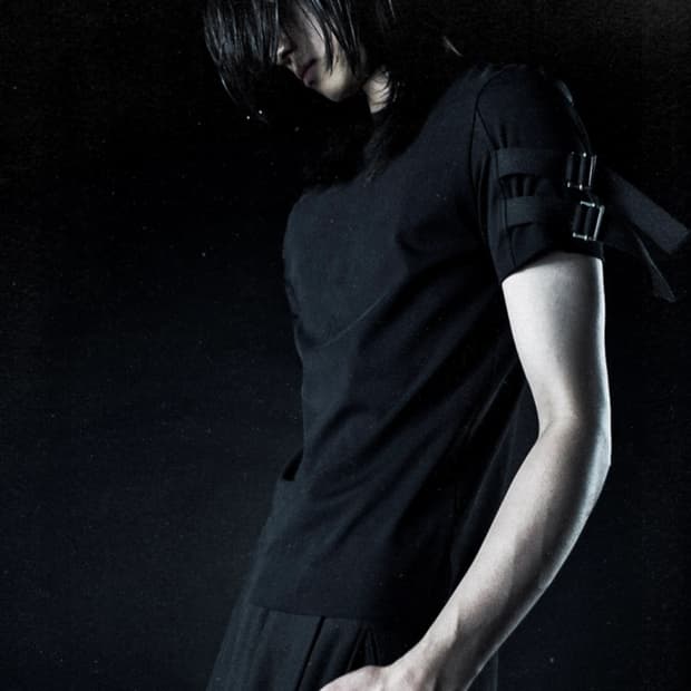 Black smith restraint strap tee