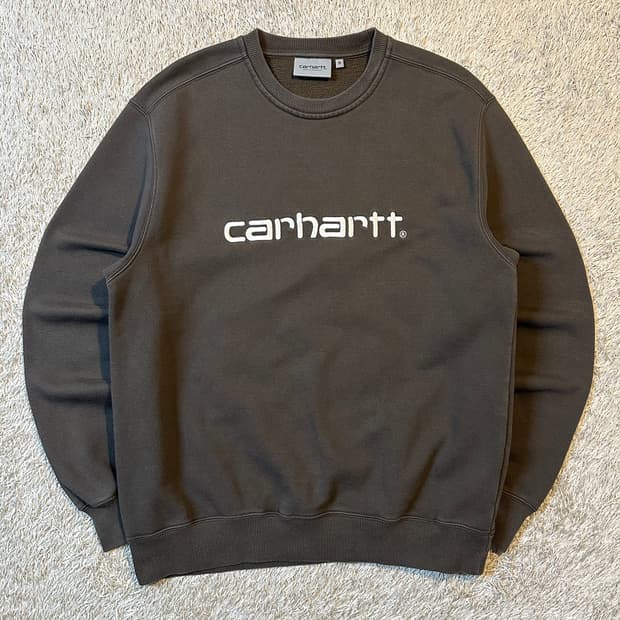 칼하트 WIP 스펠아웃 아치로고 맨투맨 브라운