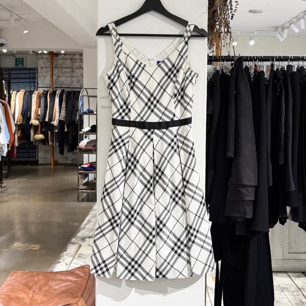 버버리 블루라벨 화이트 체크 슬리브리스 탑 원피스