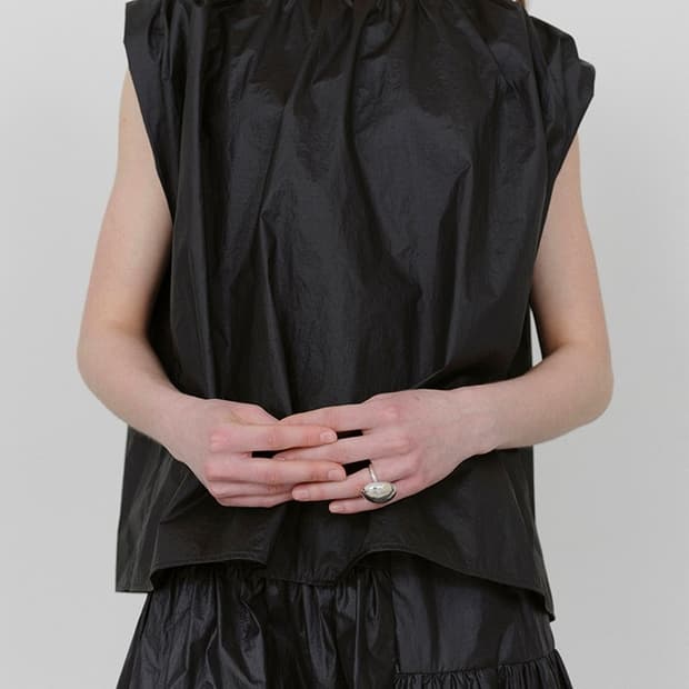 SCARF SHIRRING SLEEVELESS TOP_BLACK