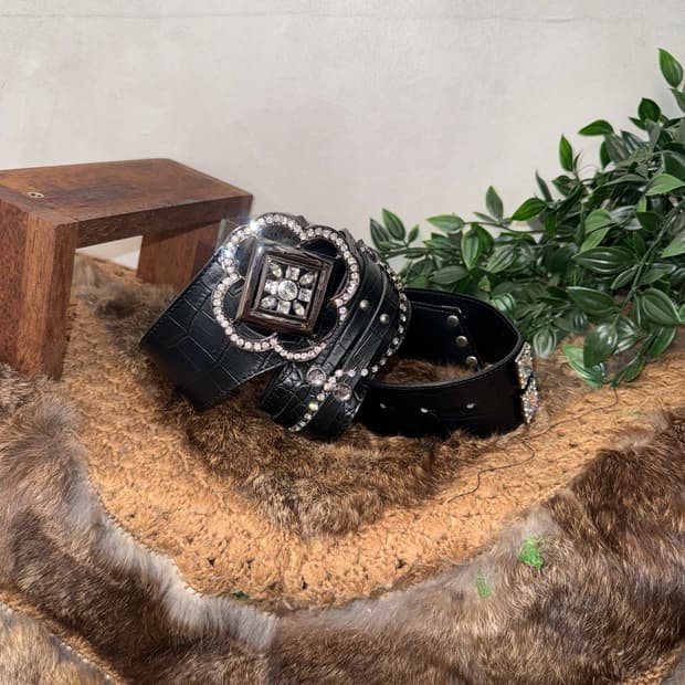 Black cubic clover buckle belt