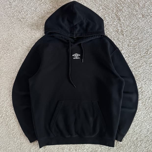엄브로 UMBRO 센터로고 에센셜 기모 후드티 블랙