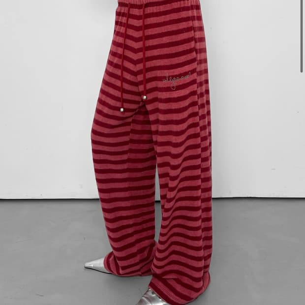 폴리수엠 스트라이프 플리스 라운지 팬츠 레드 구해요