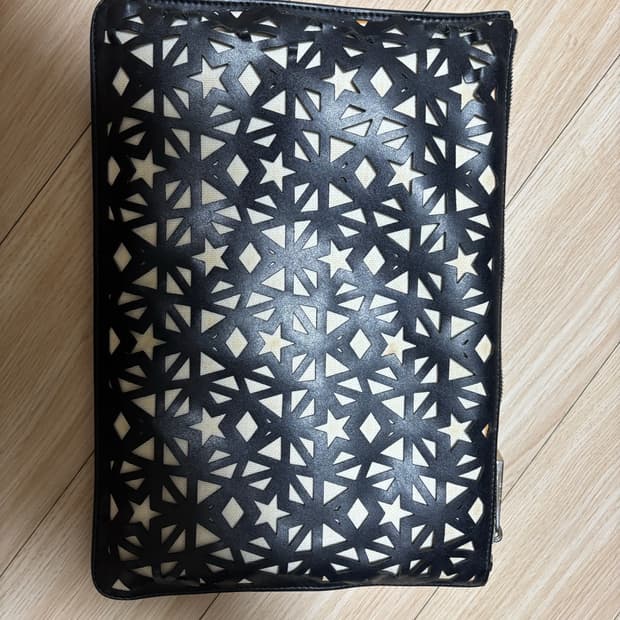 정품)지방시 컷아웃 클러치 블랙