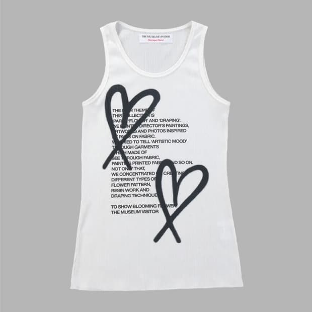 더뮤지엄비지터 하트 프린트 슬리브리스