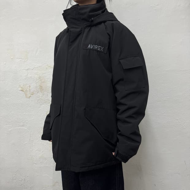 아비렉스(AVIREX) 블랙컬러 자수 네임라벨 2way 후드 패디드 파카