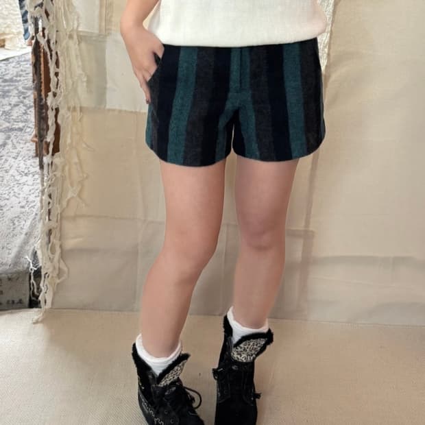 opaque clip wool short pants