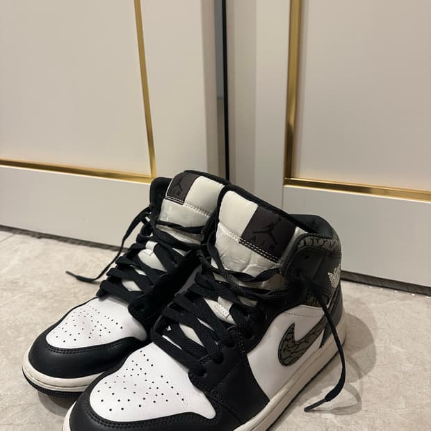 나이키 에어 조던1 미드 화이트 블랙 컬러 260