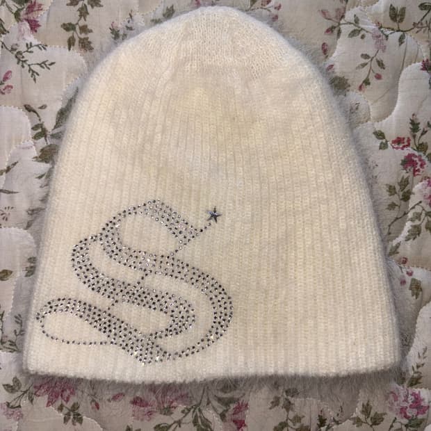 사우다지클럽 S 로고 핫픽스 앙고라 비니 아이보리