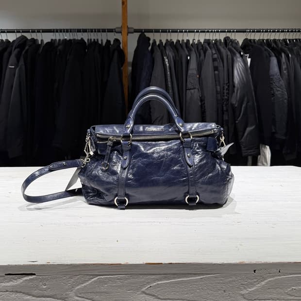 미우미우 네이비 블루 비텔로 럭스 레더 리본 사첼백