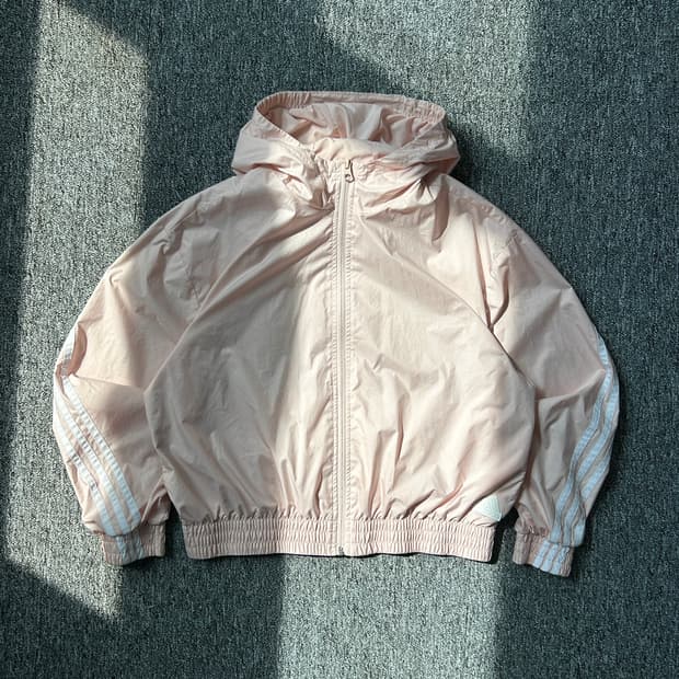 아디다스 에센셜 딸기우유 바람막이