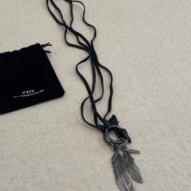 요지야마모토 레더 페더 목걸이