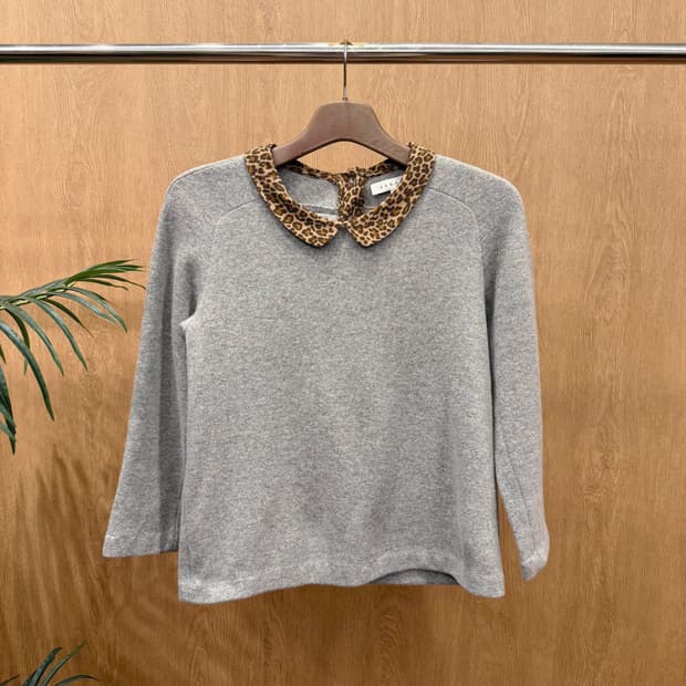 산드로 긴팔 티셔츠 레오파드 카라 배색 백버튼 디테일 그레이