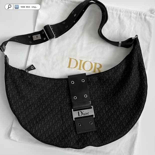 디올 오블리크 스트릿 시크 하프문백 판매합니다.