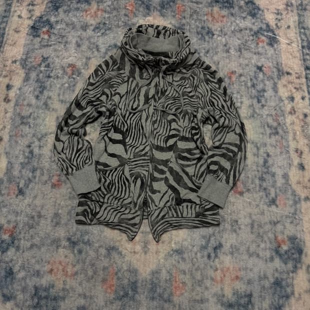 Heaven and earth bono neck zebra zip up
