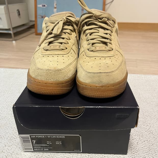 나이키 에어포스1 '07 LV8 스웨이드 머쉬룸 250