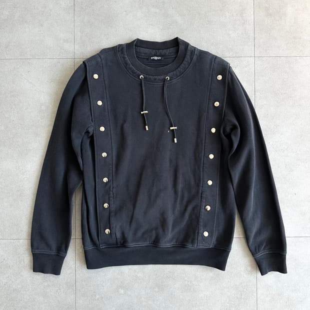 발망 아머 스터드 맨투맨 블랙