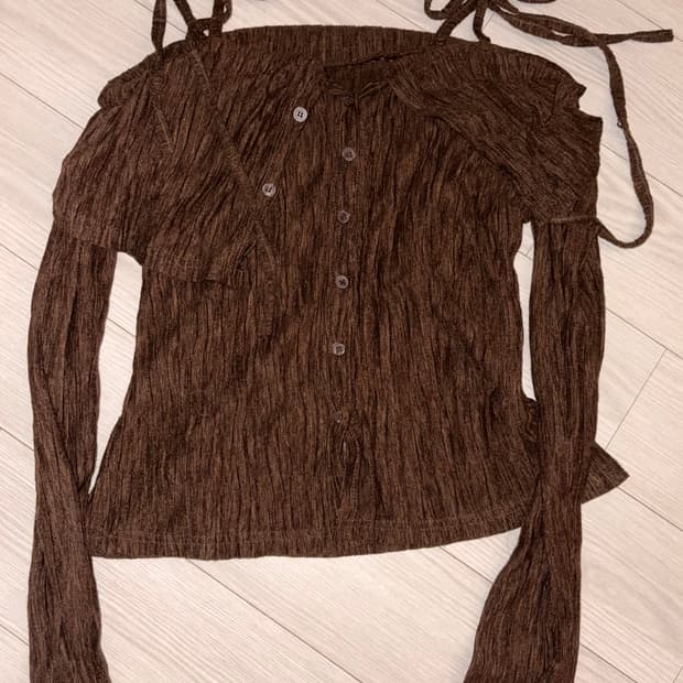 버튼업 오프숄더 티 