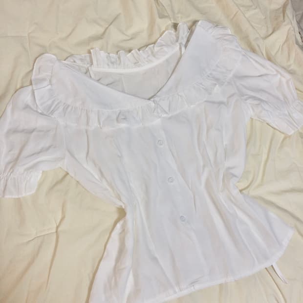 frill V-neck short-sleeved blouse