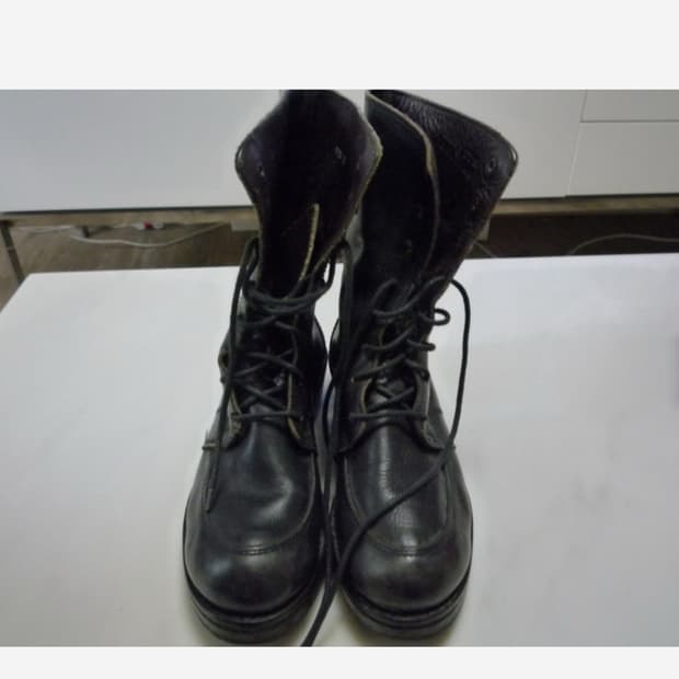 MOMA x 바니스 뉴욕 가죽 부츠