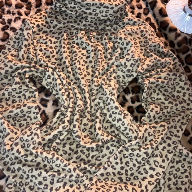 jpn 레오파드 목폴라 니트 티셔츠