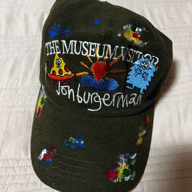 더뮤지엄비지터 모자