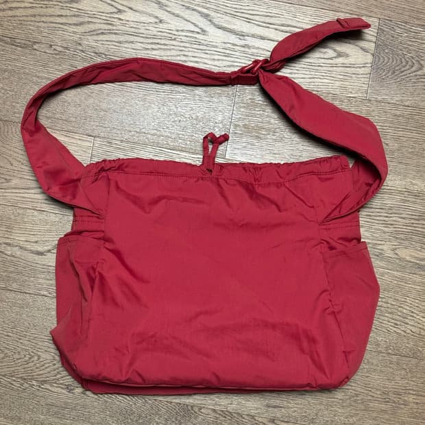 유니클로 C 소프트 퍼피 숄더백