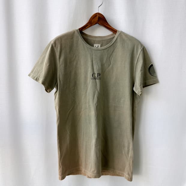 CP 컴퍼니 렌즈 로고 프린팅 반팔 티셔츠 카키 105