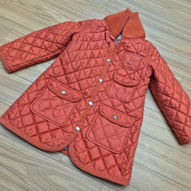 닥스 아동용 퀼팅 자켓 오렌지색상입니다. 사이즈는 110입니다. 겉감은 