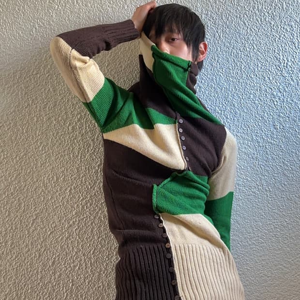 커브드 라인 패치워크 하이넥 니트