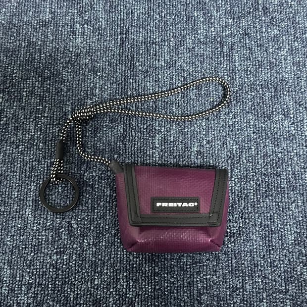 새제품 Freitag 프라이탁 와인색 미니 메신저 키링(에어팟)