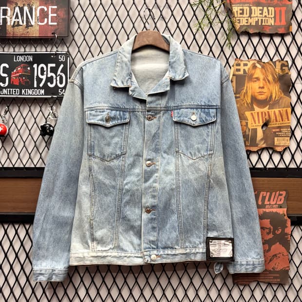00s 리바이스 데님 트러커 자켓 전면 실버탭 디테일 연청