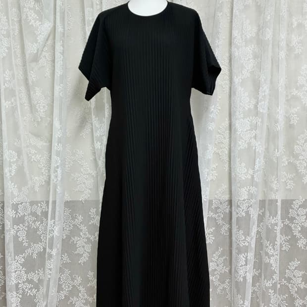 S) 코스 COS 플리티드 미디 티셔츠 원피스 블랙