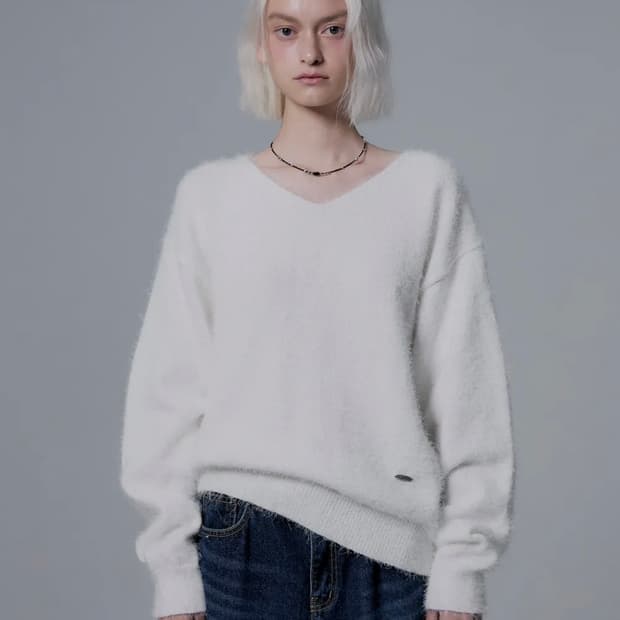 밀리언코르 헤어리 브이넥 니트 아이보리