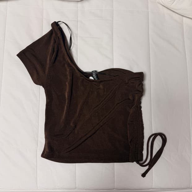 H&M 브라운 셔링 원숄더 탑